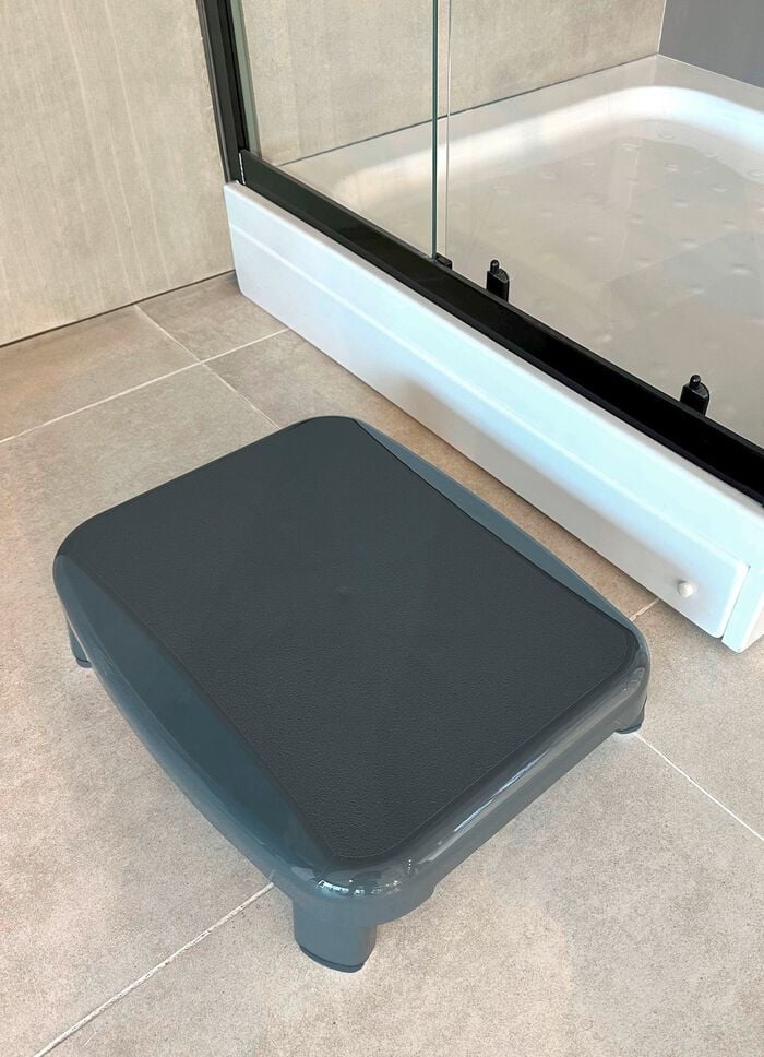 Dusch- und Badewannentritt zum bequemen und sicheren Einsteigen 