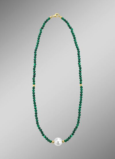 Halskette mit Perlenschimmer und Edelsteinglanz 