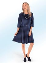 Kleid mit Schmuckbrosche 