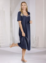 Wadenlanges Nachthemd mit zarter Tüllstickereispitze 