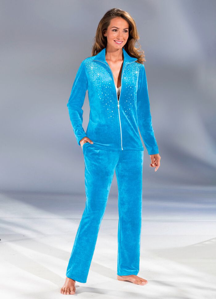 Hausanzug mit extravaganter Stickereizier 