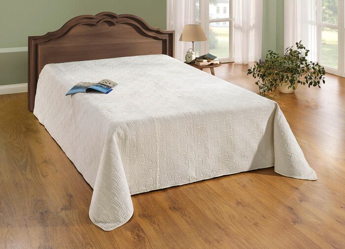 Wunderbar weiche Tagesdecke in Samtoptik und Kissenbez&uuml;ge 