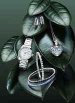 Elastisches Armband aus Edelstahl mit schwarzen Kristallen 