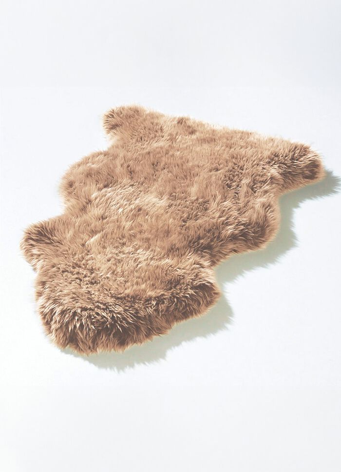 Vorleger aus echtem Lammfell in Tierform 