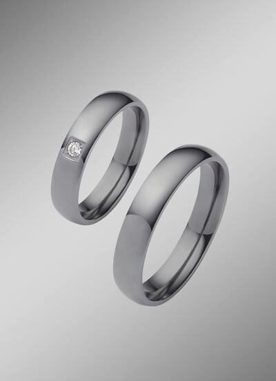 Gl&auml;nzender Trauring aus Tantal 