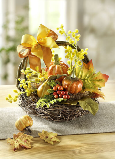 Kürbis-Gesteck im Korb aus Reisig 