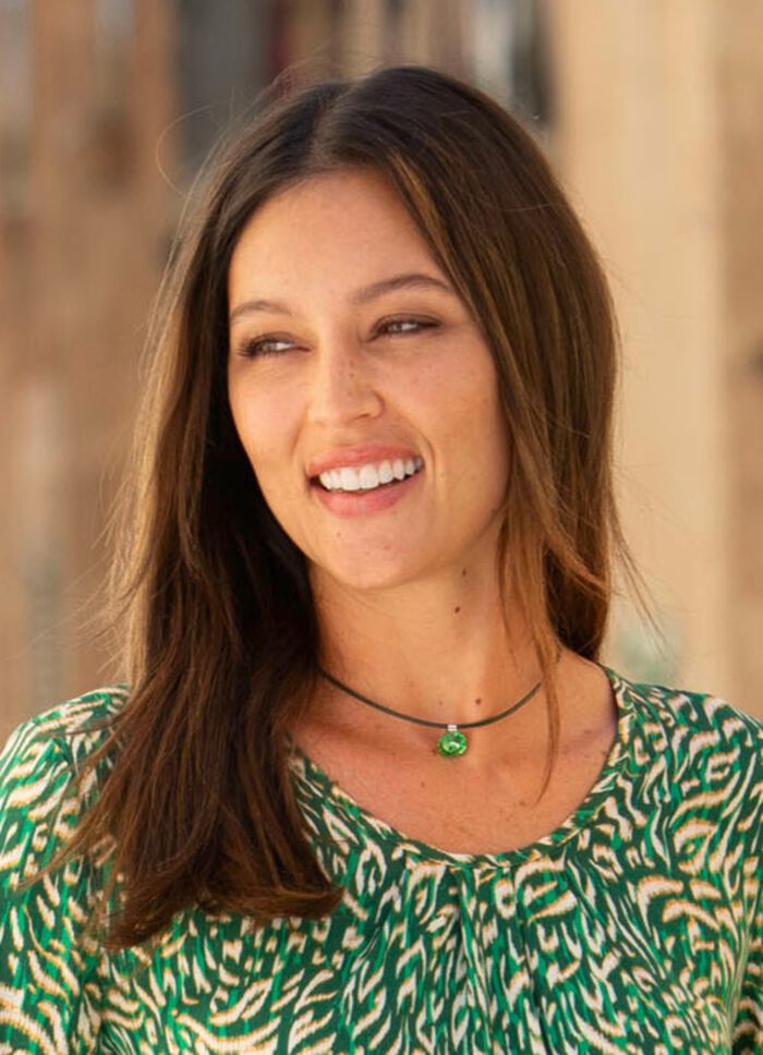 Halskette mit gr&uuml;nem Lederband und Rivoli-Glasstein 