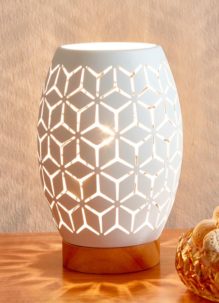 Tischleuchte mit Metall-Lampenschirm und Holz-Sockel 