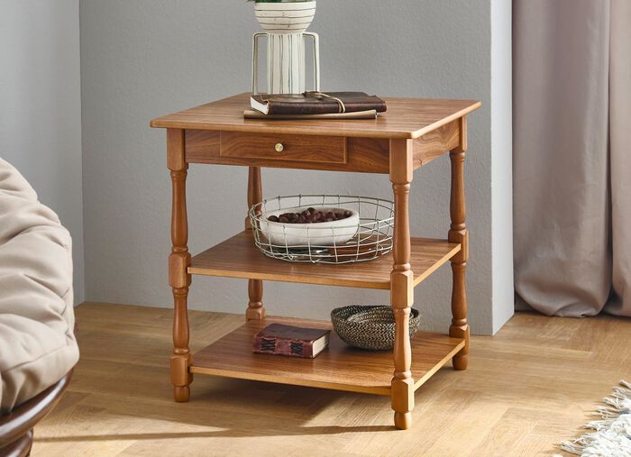 Tische mit gedrechselten Beinen aus Massivholz 