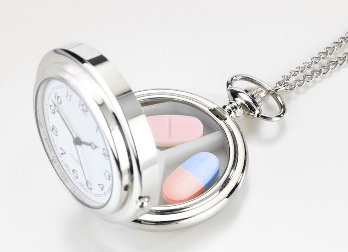 Echte Taschenuhr mit praktischer Pillendose 