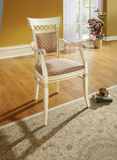 Stilsichere Sitzmöbel auf massivem Buchengestell 