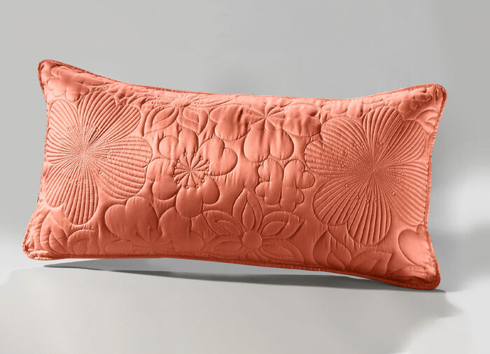 Hervorragend verarbeitete Tagesdecke und passende Kissenbezüge ALTROSA