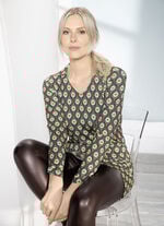 Interessantes Poloshirt mit V-Ausschnitt 