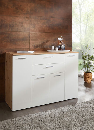 Kombifreundliche Kommodenserie mit metallfarbenen Kunststoffgriffen 