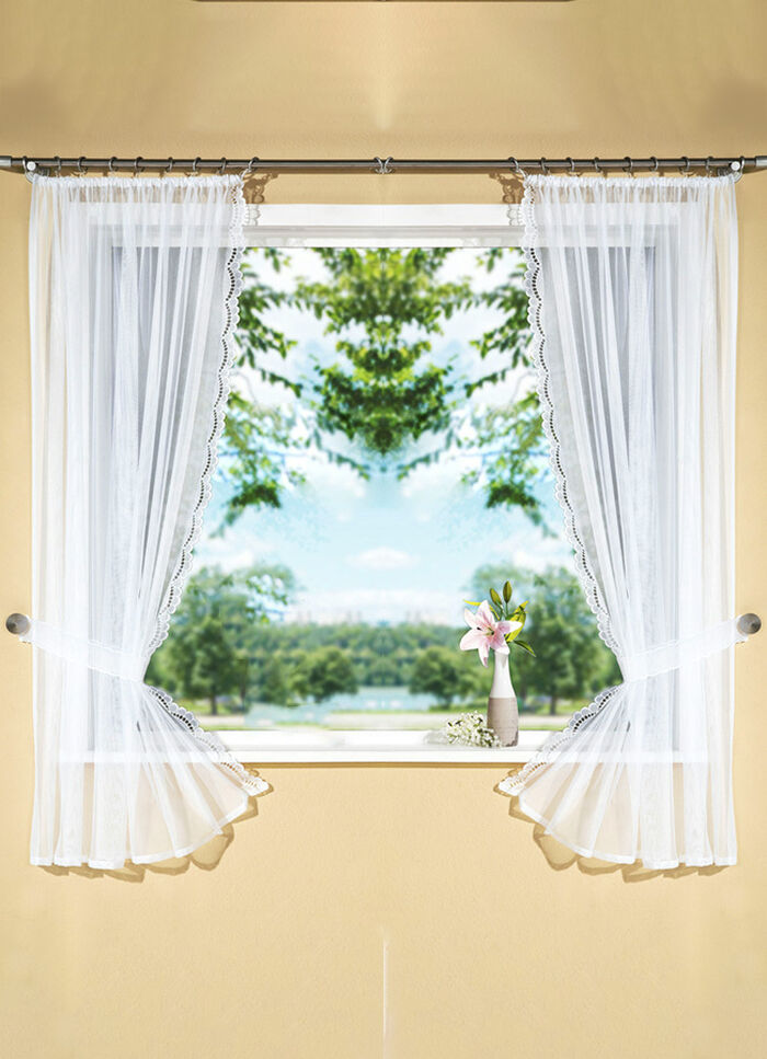 H&uuml;bsche Fensterdekoration mit echter Plauener Stickerei 