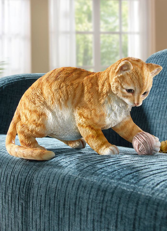 Katze mit Wollknäuel 