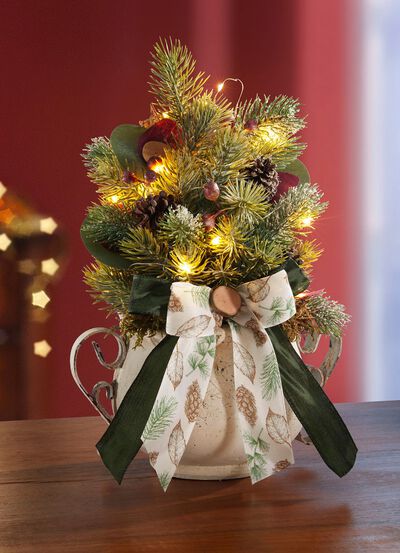 Beleuchtetes Tannengesteck in Tontopf 