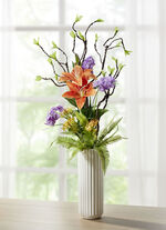 Lilien-Arrangement in Keramikvase 