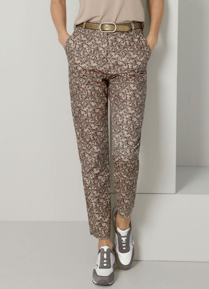 Hose mit aparter Dessinierung 