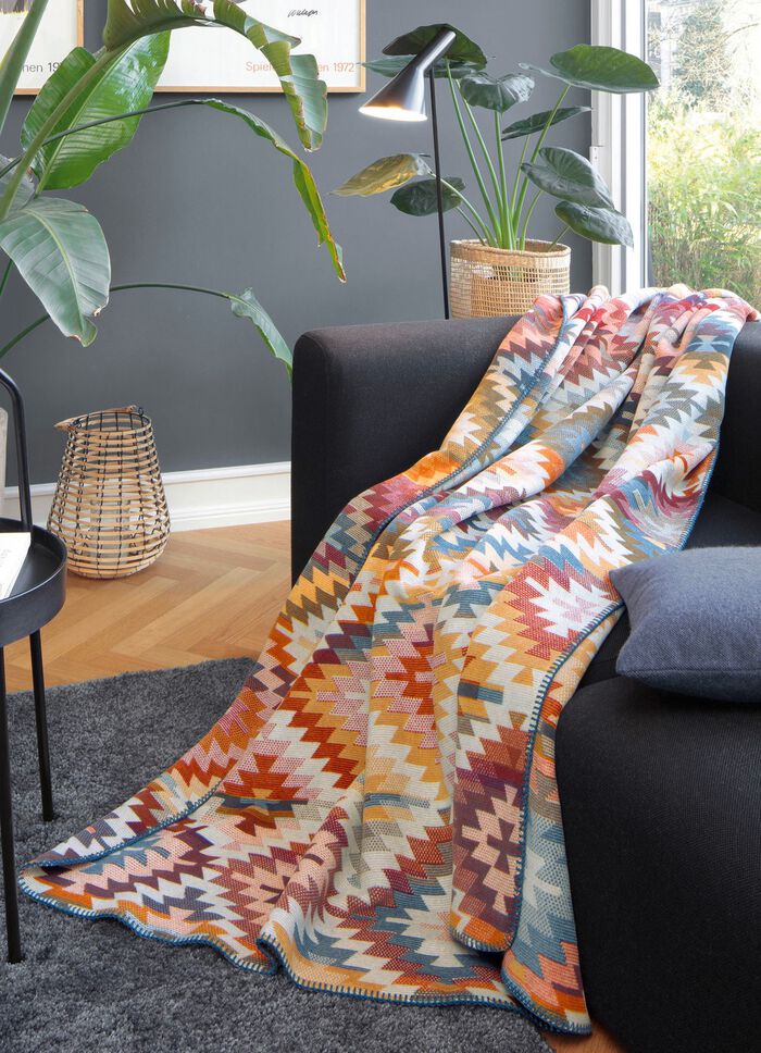 Wohndecke mit h&uuml;bschem H&auml;kelsaum 