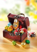 S&uuml;&szlig; gef&uuml;llte Holztruhe mit Griff 