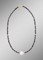 Halskette mit Perlenschimmer und Edelsteinglanz 