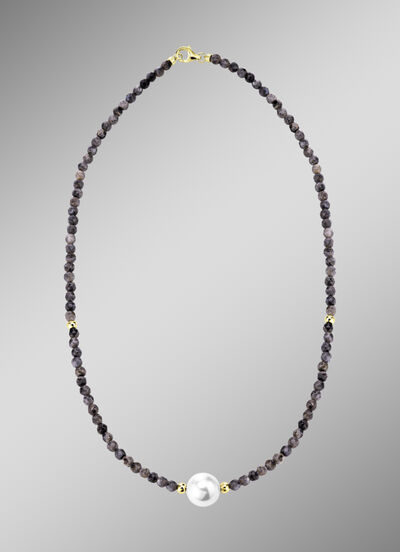 Halskette mit Perlenschimmer und Edelsteinglanz 