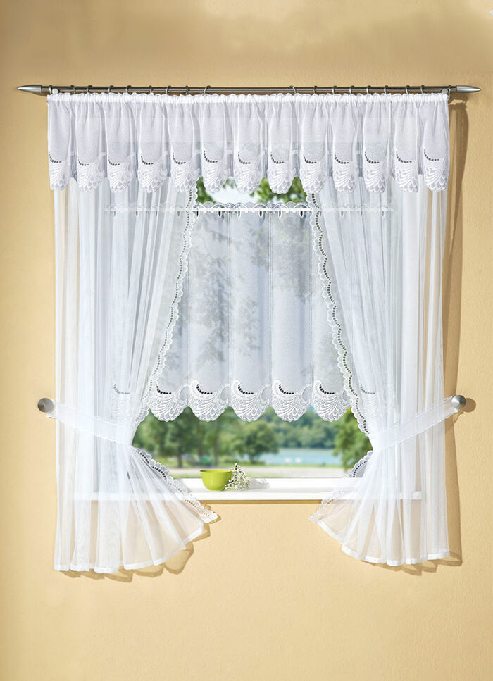 H&uuml;bsche Fensterdekoration mit echter Plauener Stickerei 