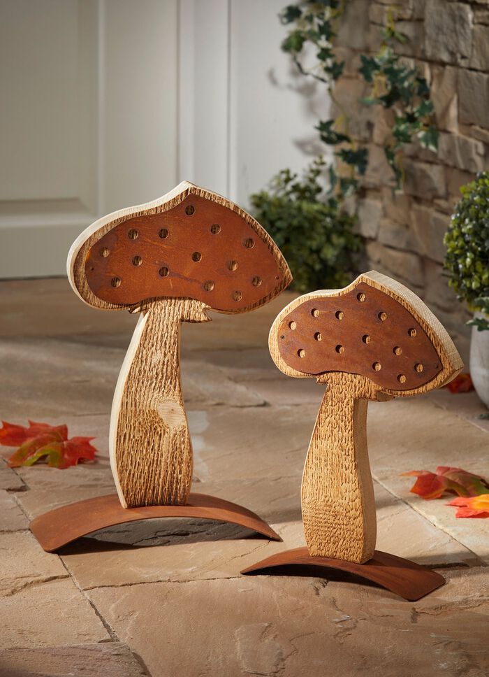 Pilz aus gerostetem Stahlblech und angeflammtem Fichtenholz 