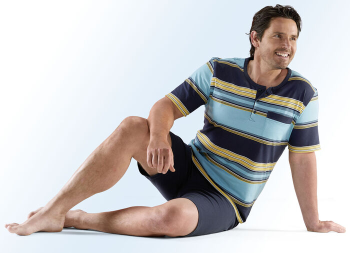 Vorteilspack: Schlafanzug und Shorty mit Knopfleiste, Brusttasche und Ringeldessin 