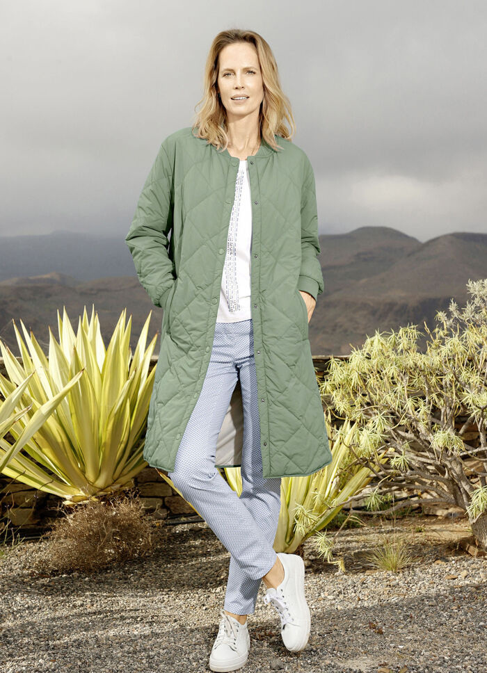 Kurzmantel mit Druckknöpfen an den Seitenschlitzen 