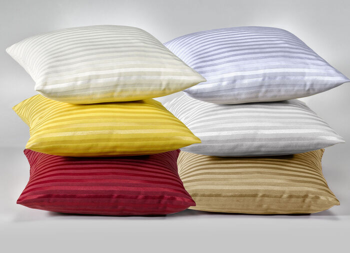 Feine Tisch- und Raumdekoration mit gl&auml;nzendem Streifendessin CREME