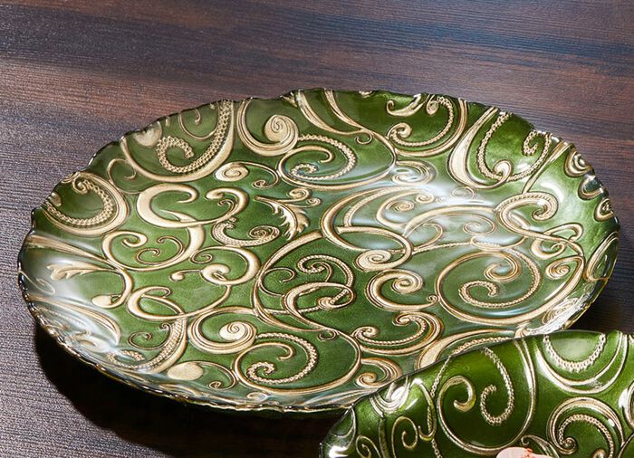Teller und Schalen aus Glas mit goldfarbenen Relief GR&Uuml;N