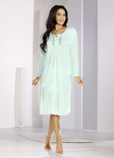 Nachthemd, wadenlang und gebogten Abschlüssen  