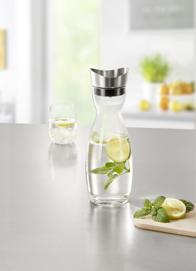 Glaskaraffe mit Edelstahl-Ausgießer 