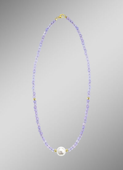 Halskette mit Perlenschimmer und Edelsteinglanz 