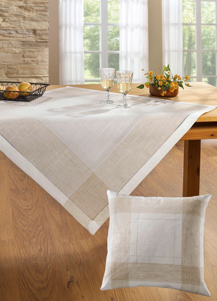 Klassische Tisch- und Raumdekoration mit Leinen 