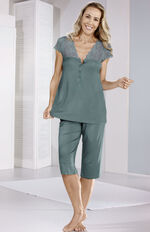 Schlafanzug mit elastischer Tüllspitze am Dekolleté 