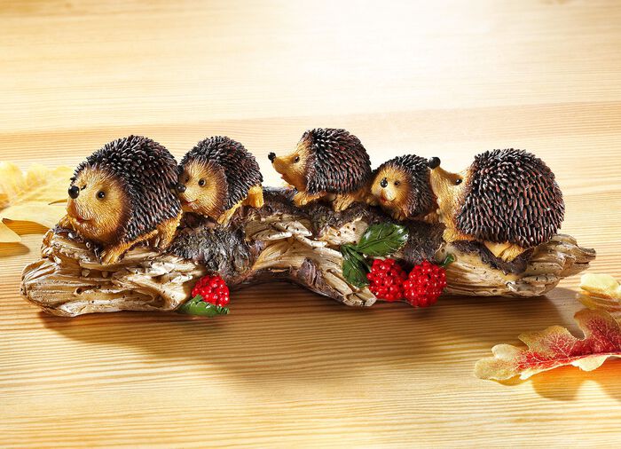 Igelfamilie auf Holzstamm, aus Steinharz 