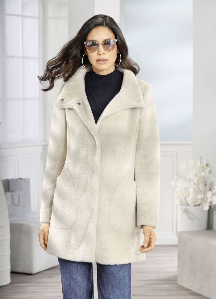 Jacke mit aparter Kragenlösung 