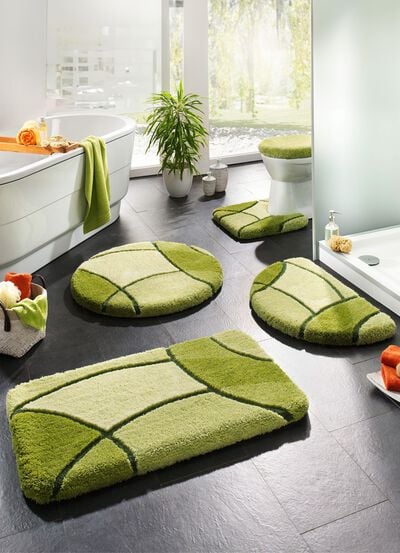 Badgarnitur mit aufwendiger Hoch-Tief-Struktur 