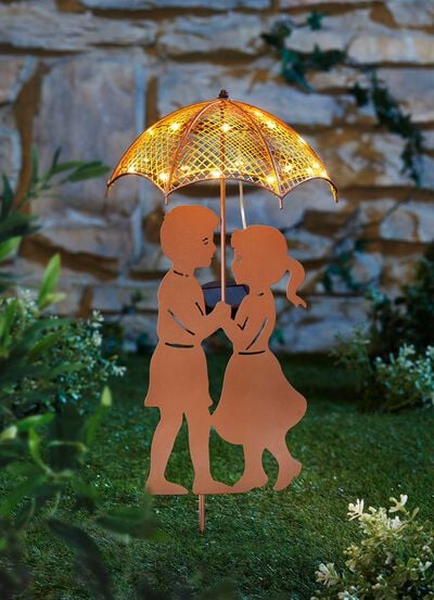 Kinderpaar unter Solarschirm 