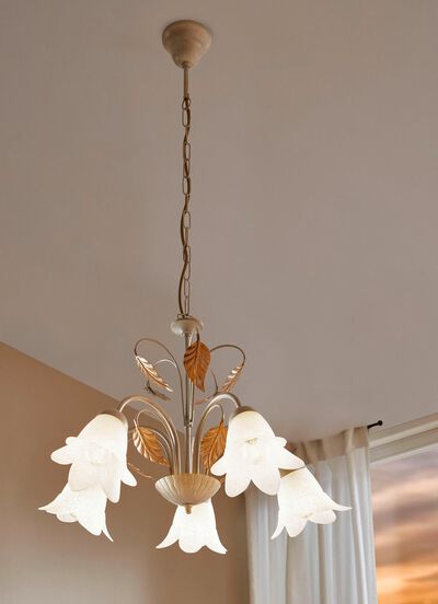 Pendelleuchte aus Metall mit Glasschirmen 