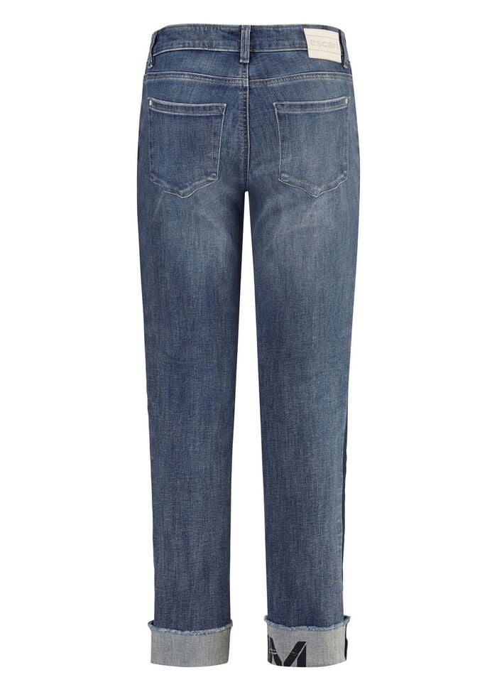 Jeans mit Fransensaum und Schriftzug auf einem Bein 