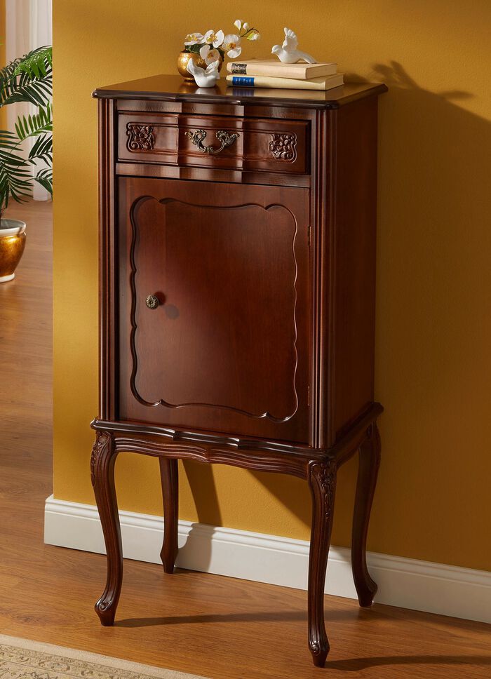 Teilmassive M&ouml;belserie mit kunstvollen Holzverzierungen 