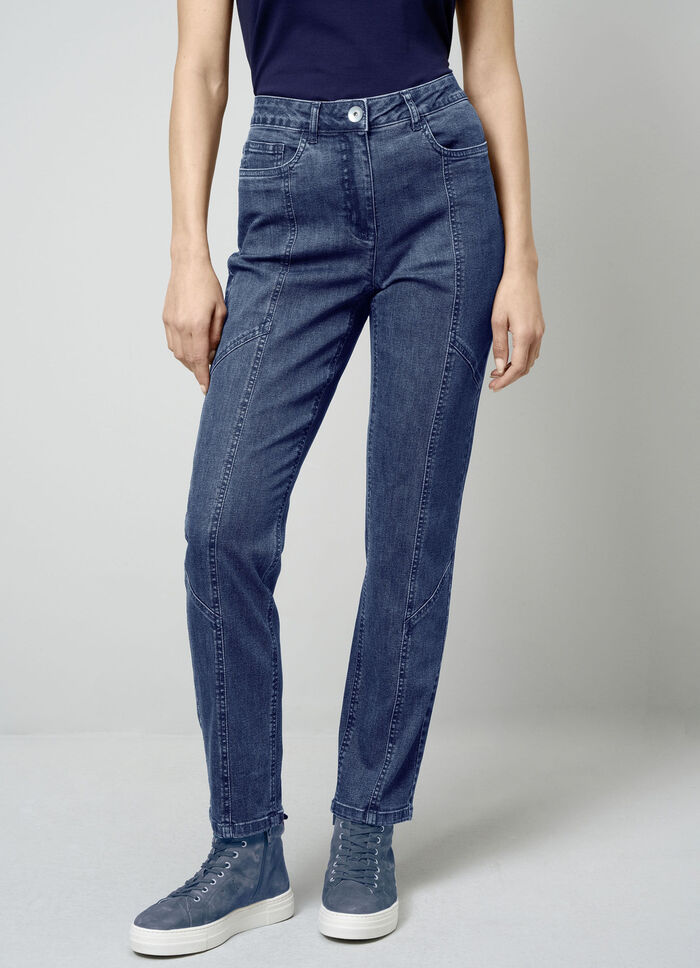 Jeans mit trendigen Teilungsnähten 