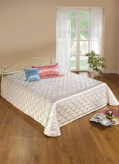 Edel gl&auml;nzende Tagesdecke und Kissenbez&uuml;ge mit Steppung in Muscheloptik 