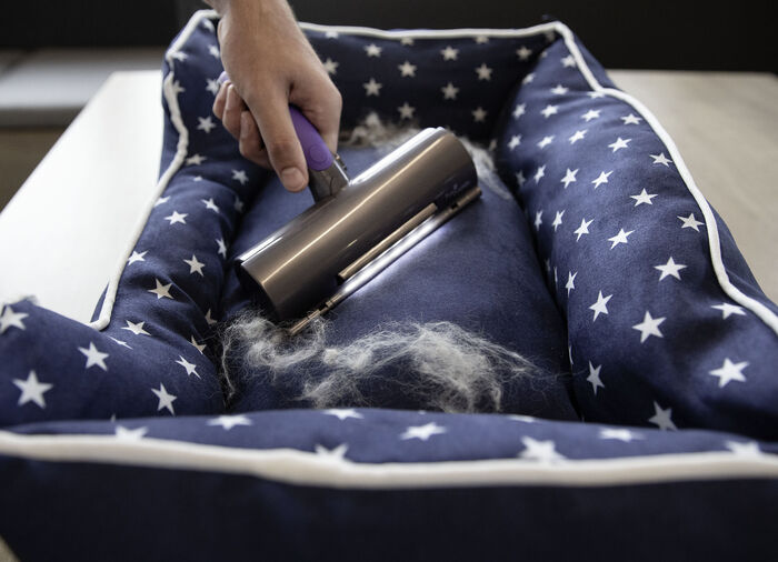 Batteriebetriebene Fussel- und Tierhaarrolle mit LED-Licht 