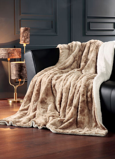 Kuschelweiche und wärmende Wohndecke 