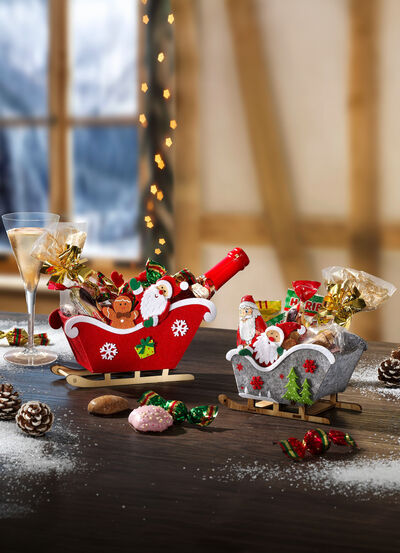 Weihnachts-Schlitten mit Weihnachtsleckereien 